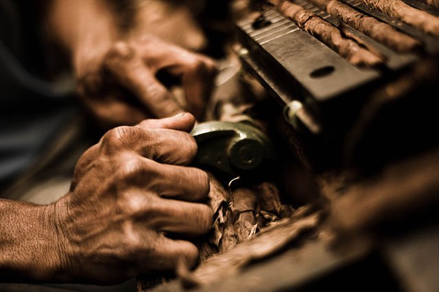 640px-Handmade_cigar_production,_process._Tabacalera_de_Garcia_Factory._Casa_de_Campo,_La_Romana,_Dominican_Republic_(6)